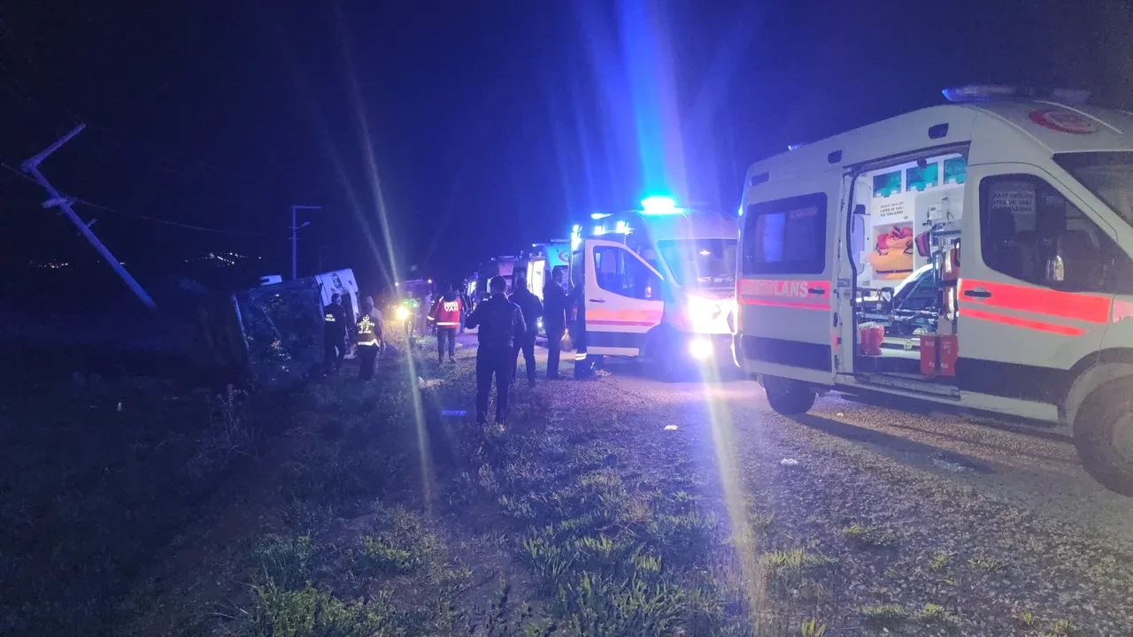 Van'da yolcu otobüsü devrildi! Çok sayıda yaralı var