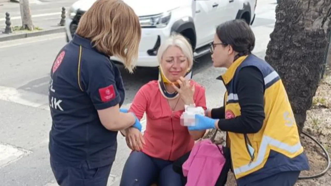 Ani fren yapan motosiklet sürücüsü ölümden döndü! Kaskı sayesinde hayata tutundu