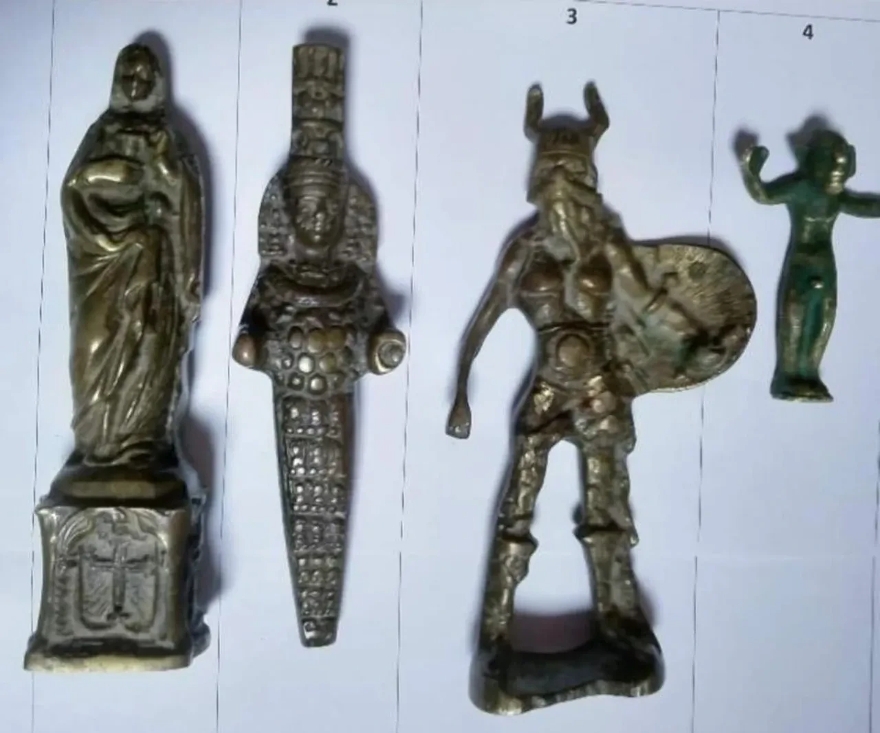 Araçta yapılan aramalarda tarihi eser fışkırdı!