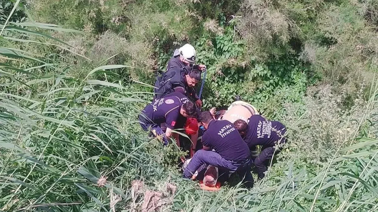 Asi nehri yatağına uçan motosikletin sürücüsü yaralandı