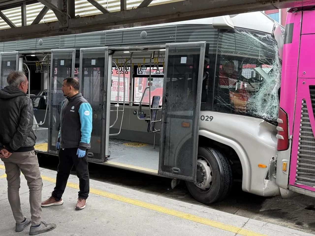 Beylikdüzü'nde iki metrobüs çarpıştı! Acı haber geldi: 1 kişi hayatını kaybetti