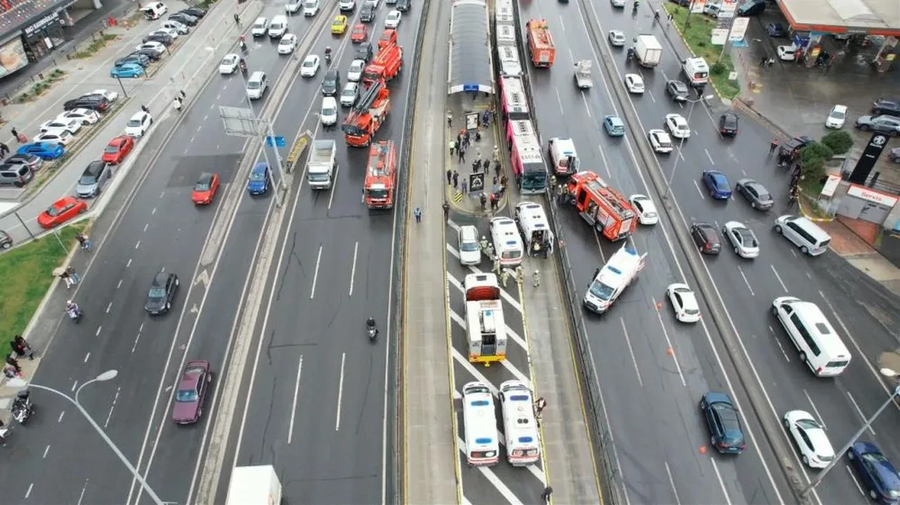 Beylikdüzü'nde iki metrobüs çarpıştı! Acı haber geldi: 1 kişi hayatını kaybetti