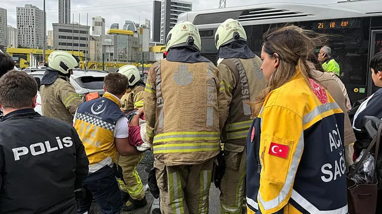 Beylikdüzü'nde iki metrobüs çarpıştı! Acı haber geldi: 1 kişi hayatını kaybetti