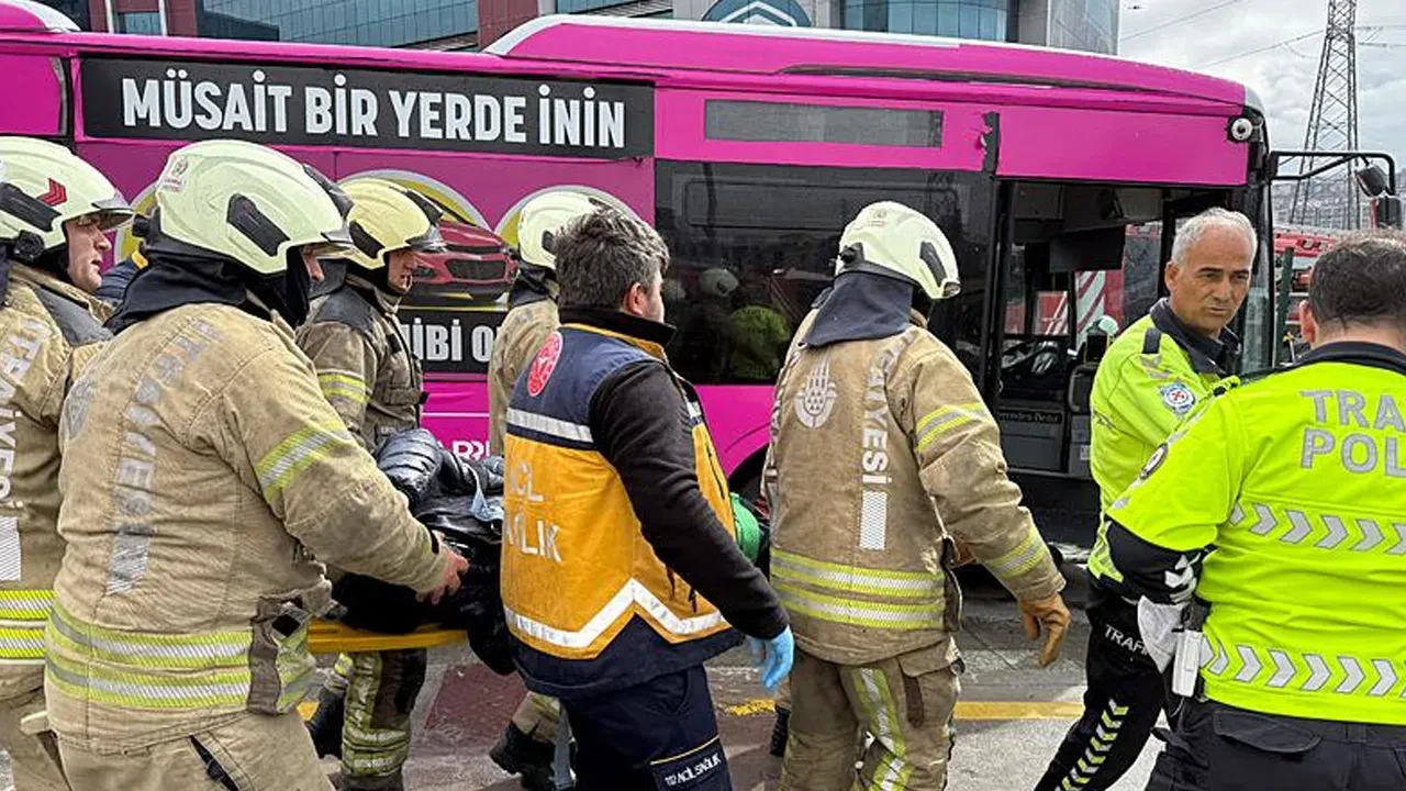 Beylikdüzü'nde iki metrobüs çarpıştı! Acı haber geldi: 1 kişi hayatını kaybetti