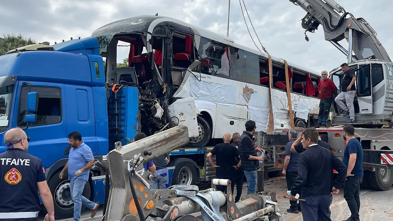 Çanakkale kazası sonrasında çalışmalar başladı! Otobüs vinçle kaldırılıp tıra yüklendi