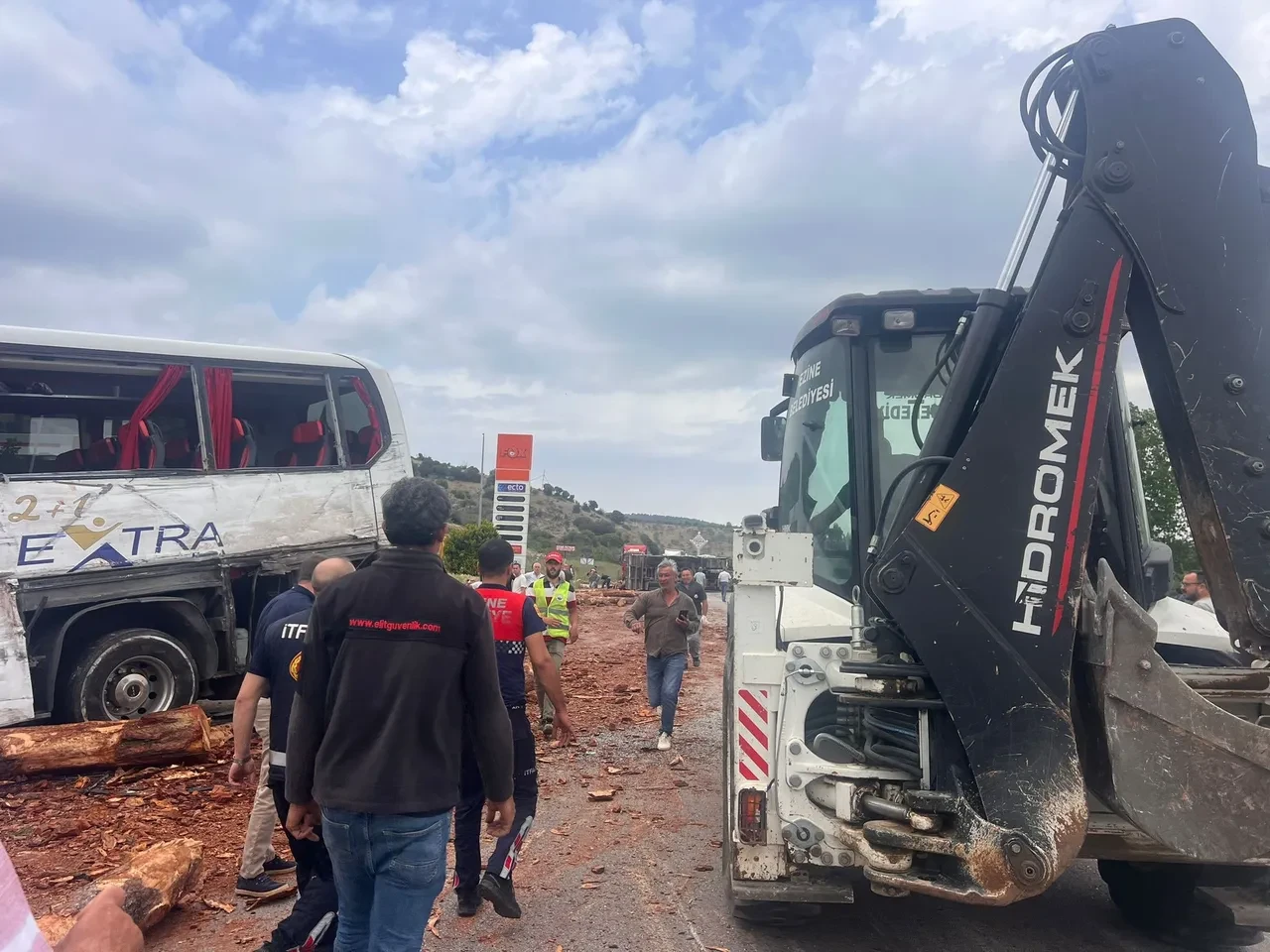 Çanakkale'de yolcu otobüsü, kamyon ve otomobil çarpıştı! Çok sayıda ölü ve yaralı var