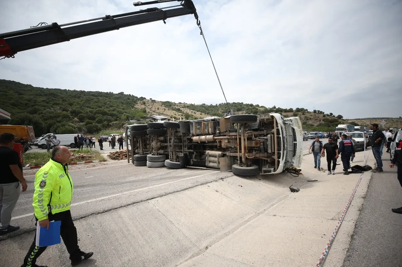 Çanakkale'de yolcu otobüsü, kamyon ve otomobil çarpıştı! Çok sayıda ölü ve yaralı var