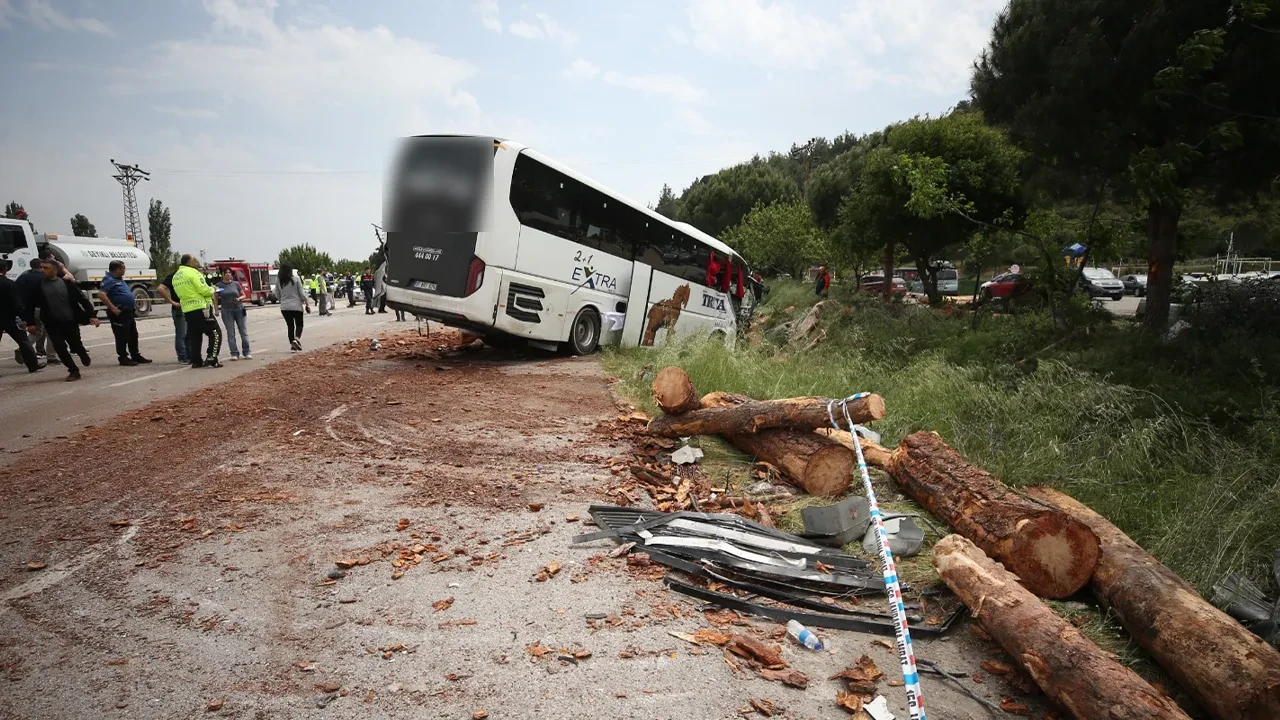 Çanakkale'de yolcu otobüsü, kamyon ve otomobil çarpıştı! Çok sayıda ölü ve yaralı var