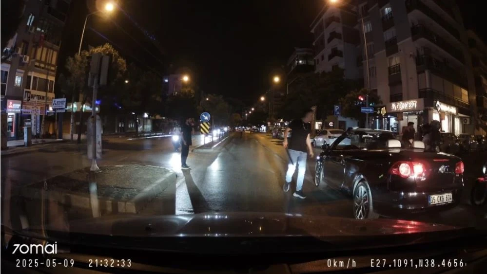 İzmir'de 'döner bıçaklı' trafik kavgası kamerada