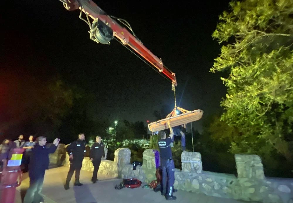 Köprüden beton zemine düştü, vinçle kurtarıldı