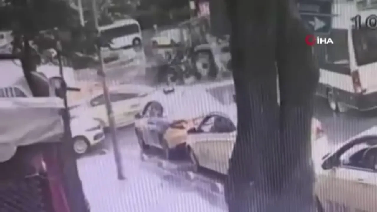 İş makinesi yokuş aşağı yuvarlandı! Motosiklete çarparak devrildi