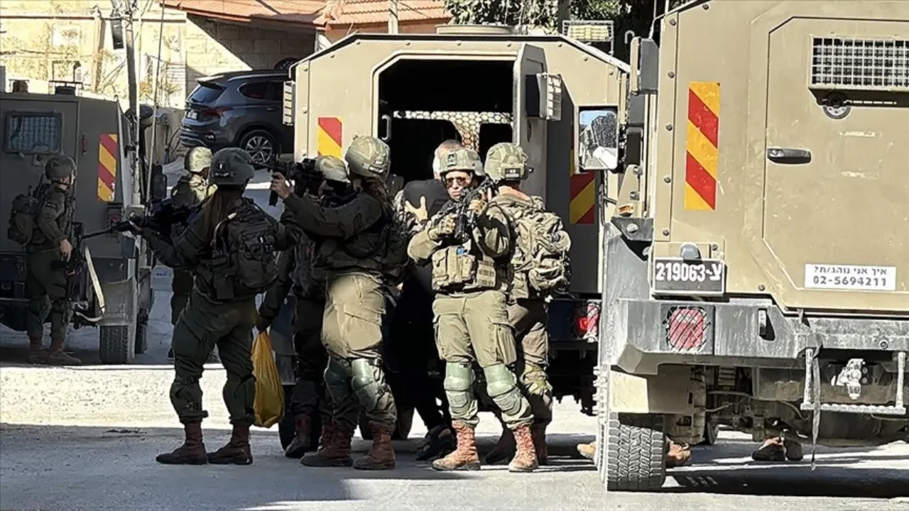 İsrail Ordusu Batı Şeria’da biri kadın 8 Filistinliyi gözaltına aldı
