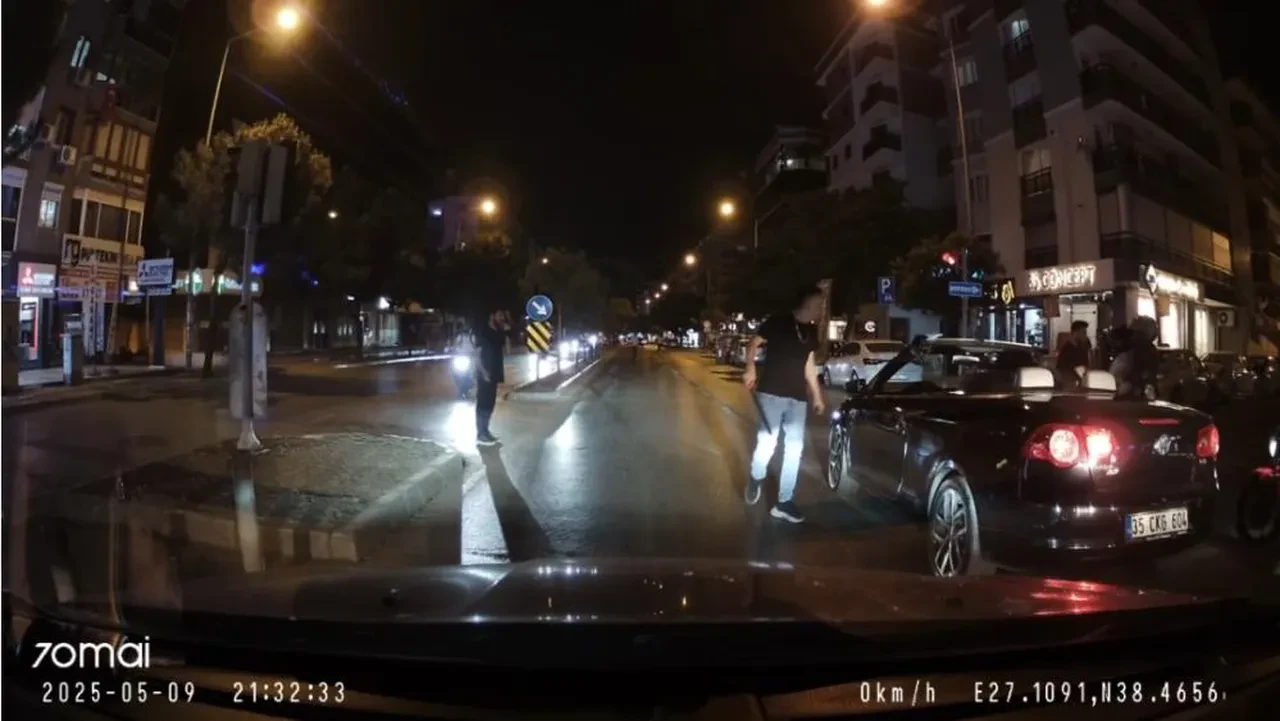 İzmir'de 'döner bıçaklı' trafik kavgası: Kılıfta muhafaza etmiş!