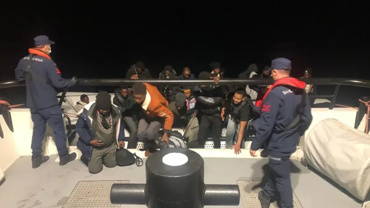 İzmir'de ölüme yolculuk: Lastik bot içerisinde 28 göçmen yakalandı
