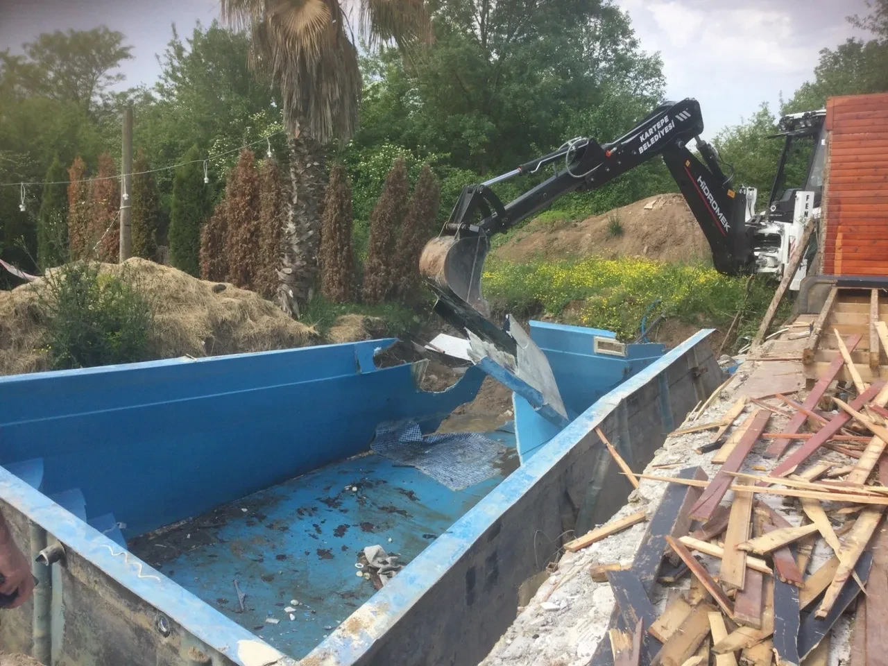 Kaçak bungalovlar tek tek yıkıldı