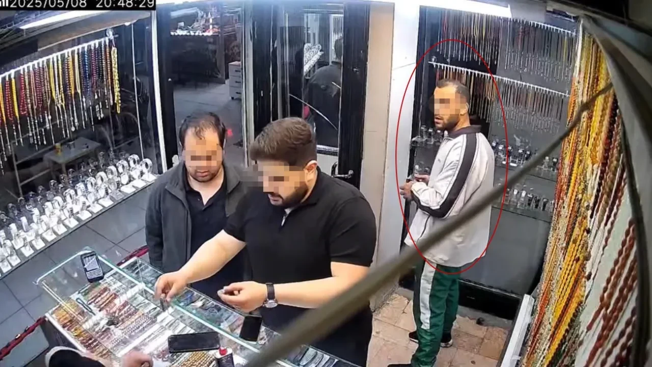 Kameraya baka baka hırsızlık yaptı! Saat hırsızı kamerada
