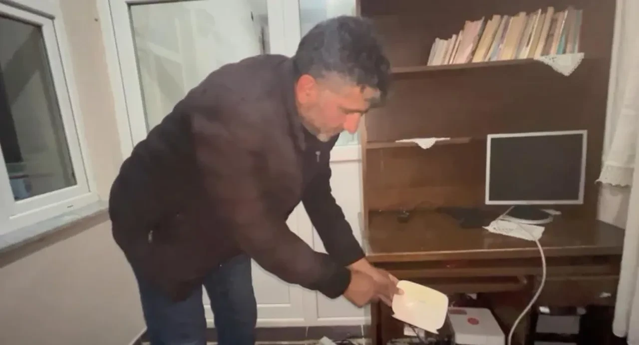 Kars'ta 20 dakikalık yağmur hayatı felç etti: Ahırları su bastı elektronik eşyalar zarar gördü!