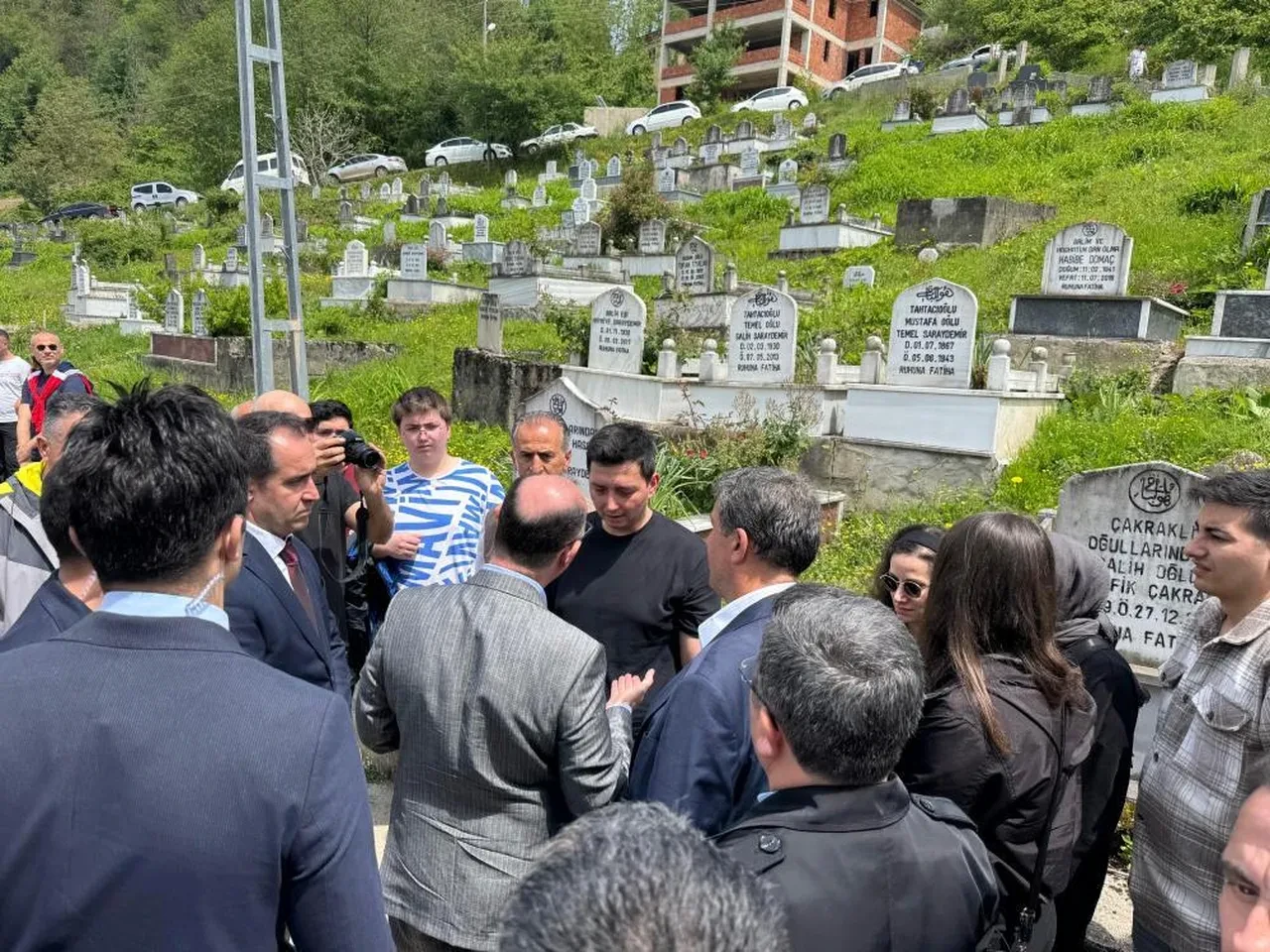 Kız kardeşler cinayet sonrası toprağa verildi