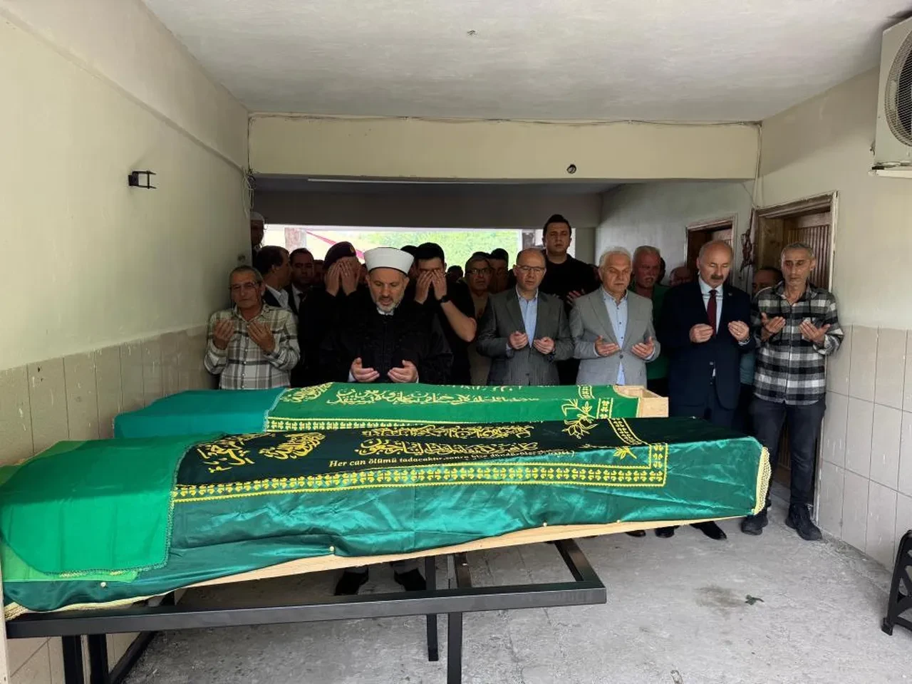 Kız kardeşler cinayet sonrası toprağa verildi