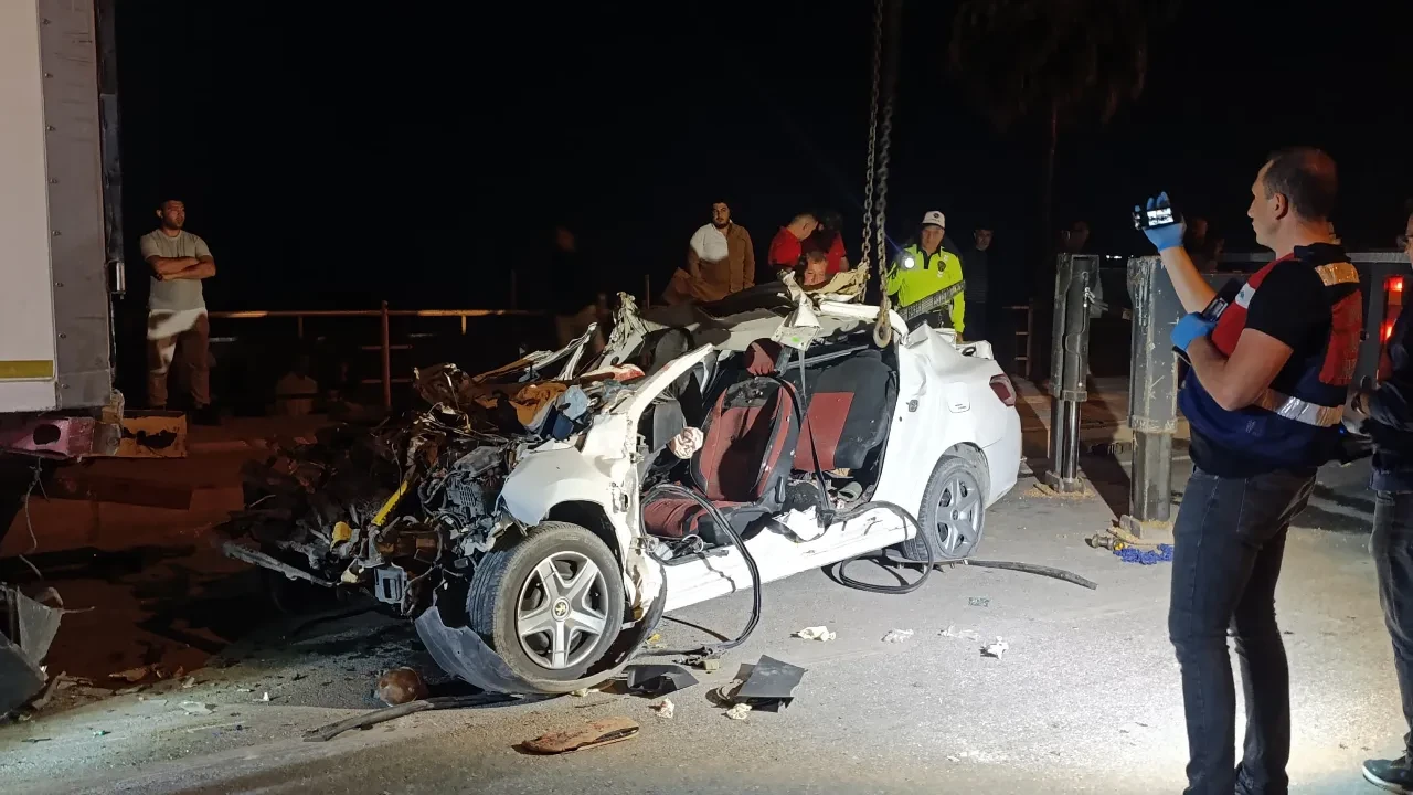 Mersin'de tıra çarpan otomobildeki 2 kişi öldü