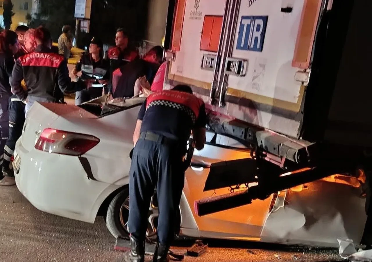 Mersin'de tıra çarpan otomobildeki 2 kişi öldü