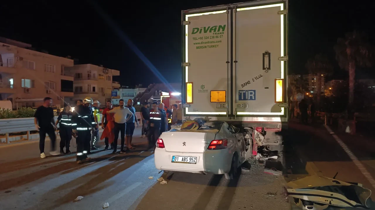 Mersin'de tıra çarpan otomobildeki 2 kişi öldü