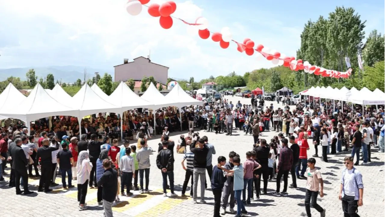 Muş'ta 7. Lale Festivali renkli görüntülere sahne oldu