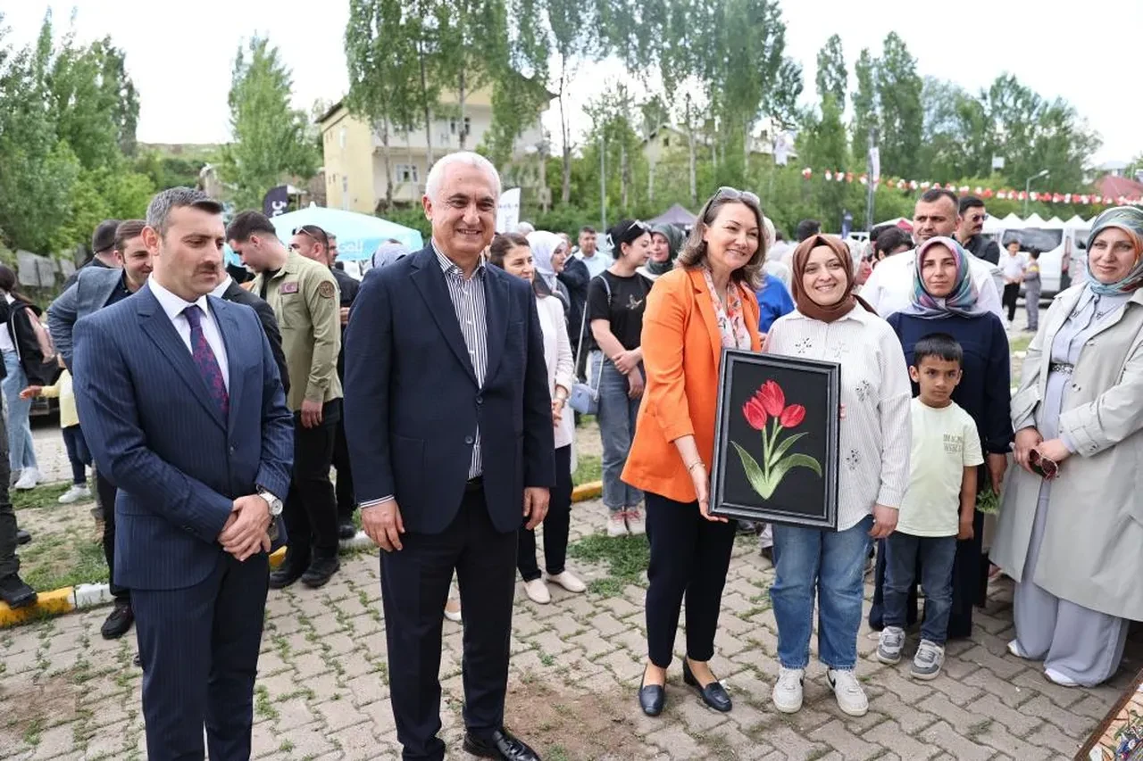 Muş'ta 7. Lale Festivali renkli görüntülere sahne oldu