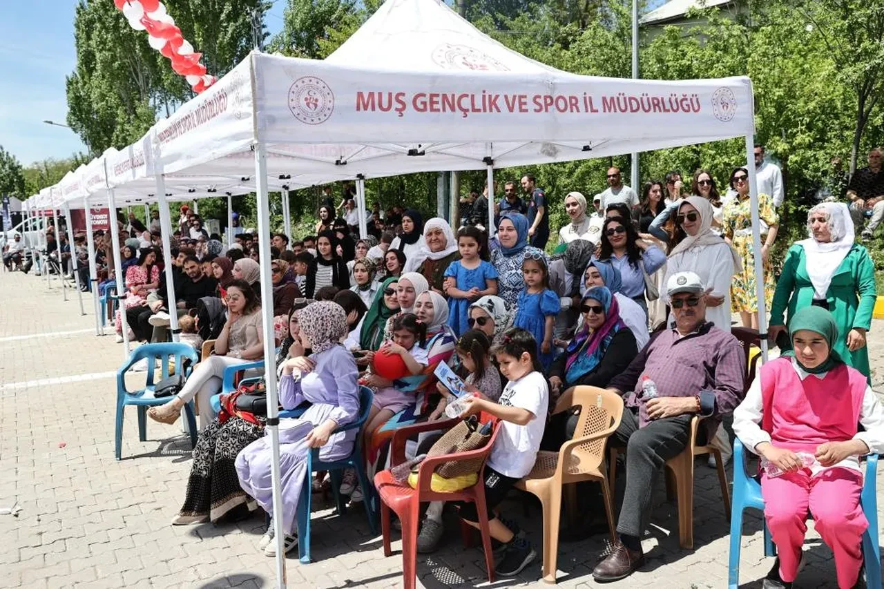 Muş'ta 7. Lale Festivali renkli görüntülere sahne oldu