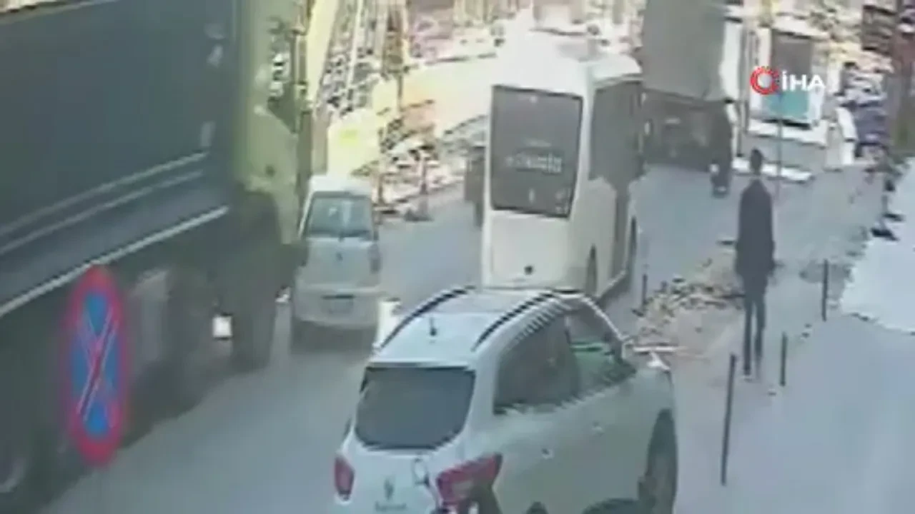 Otomobili oyuncak araba gibi sürükledi! Arkasına bile bakmadan kaçtı