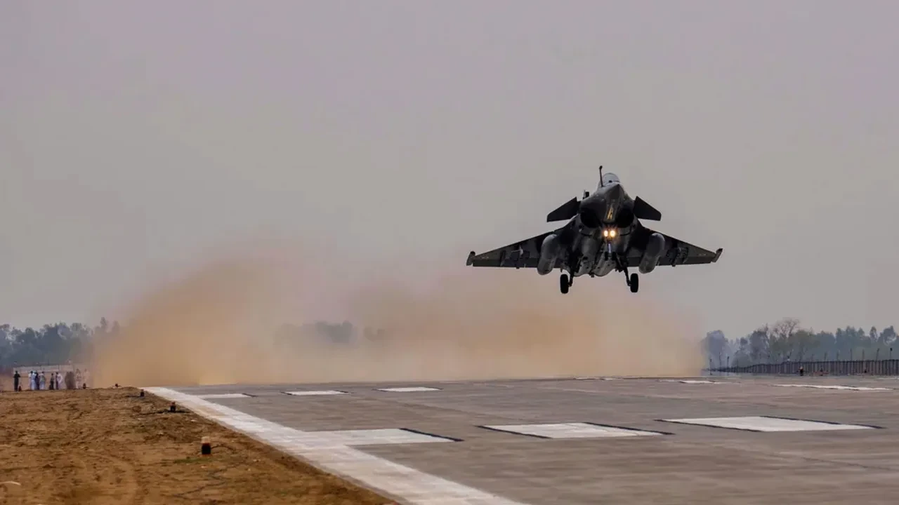 Pakistan jetleri Hindistan için havalandı