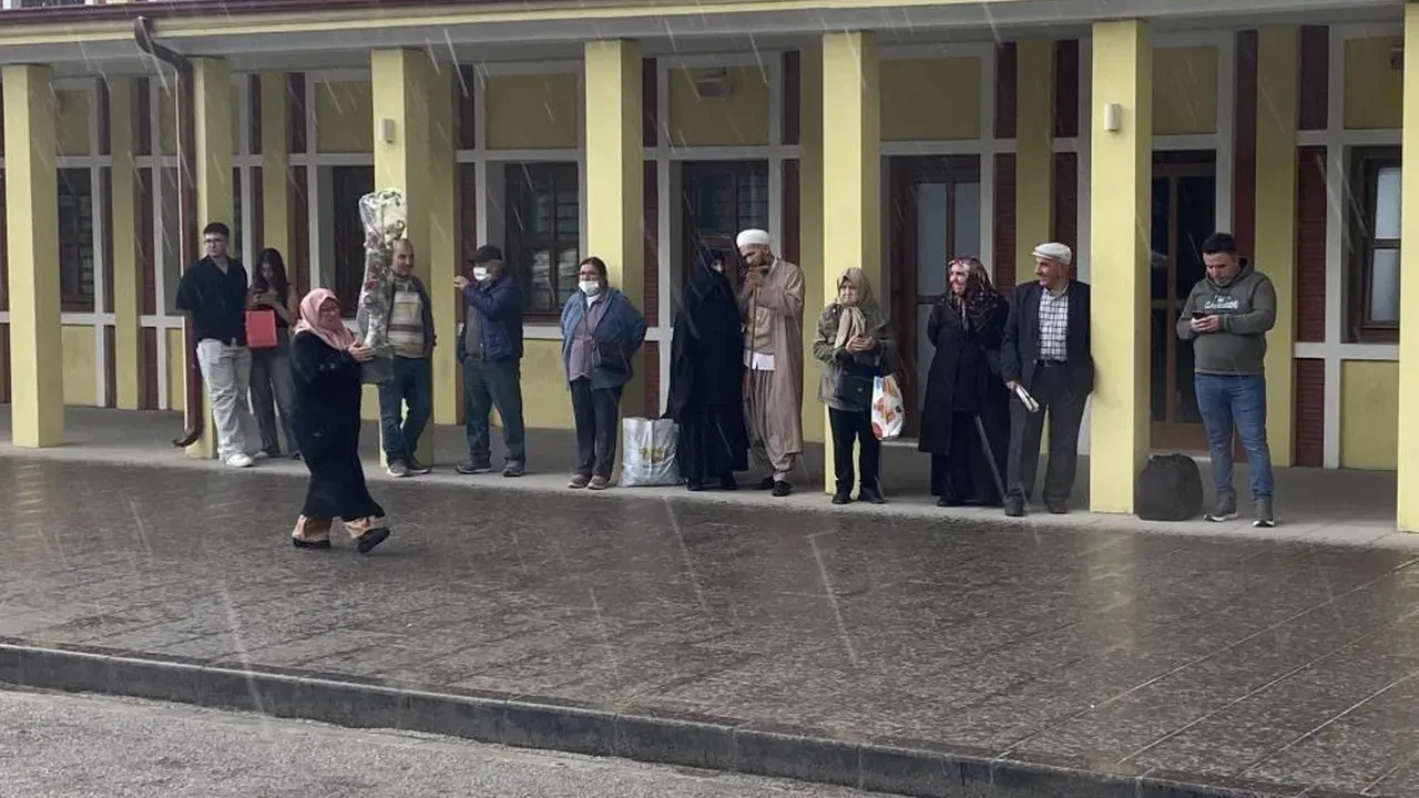 Sağanak aniden bastırdı, vatandaşlar kaçacak yer aradı!