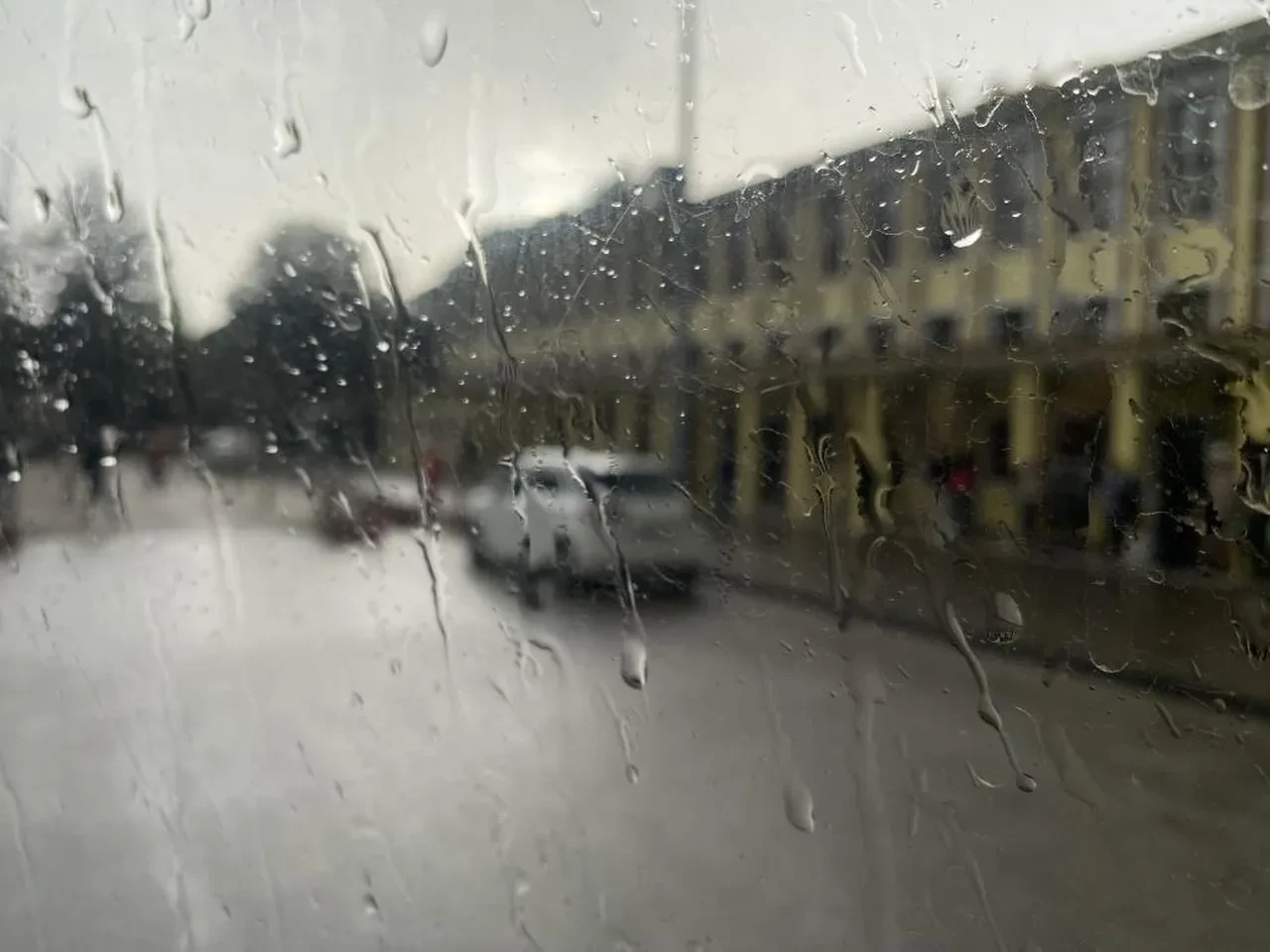 Sağanak aniden bastırdı, vatandaşlar kaçacak yer aradı!