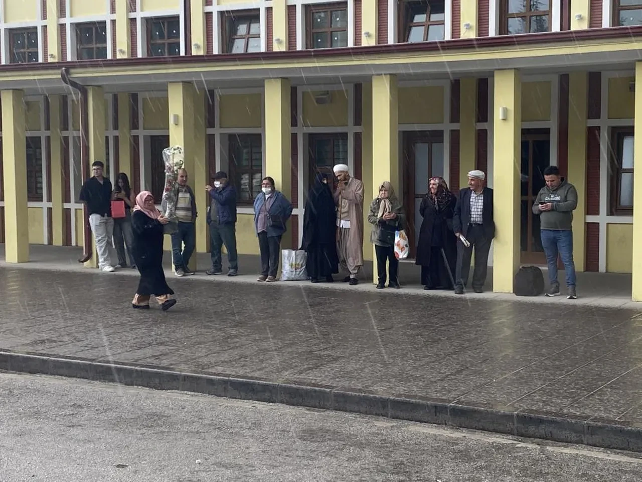 Sağanak aniden bastırdı, vatandaşlar kaçacak yer aradı!