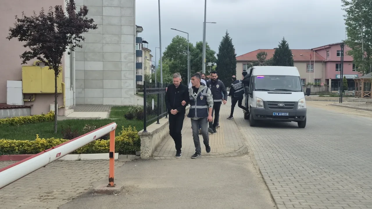 Sahte polislere Emniyet'ten operasyon! 6 kişilik ekip kıskıvrak yakalandı