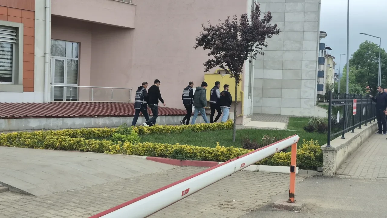 Sahte polislere Emniyet'ten operasyon! 6 kişilik ekip kıskıvrak yakalandı