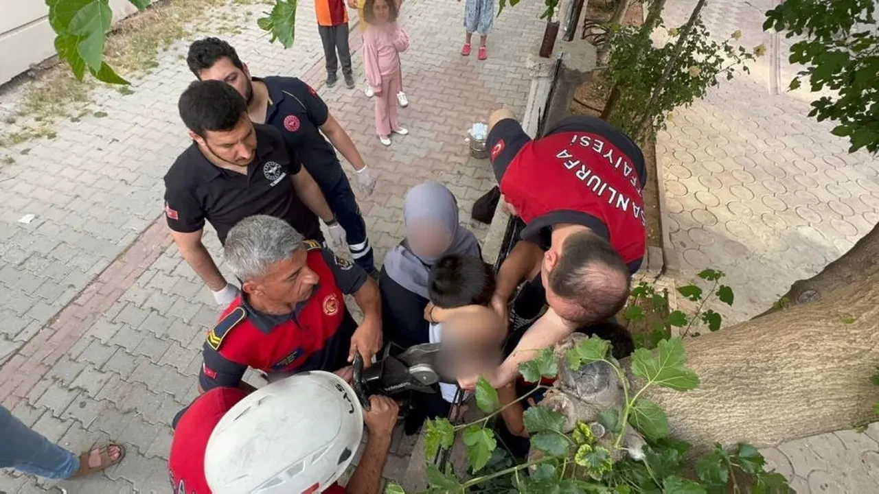 Şanlıurfa'da koluna demir korkuluk saplanan çocuk böyle kurtarıldı