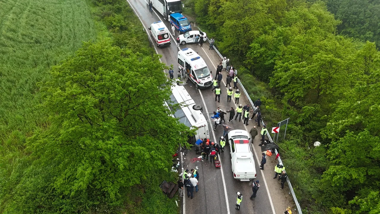 Sinop'ta tur otobüsü devrildi! Feci kazada 2'si ağır 18 yaralı