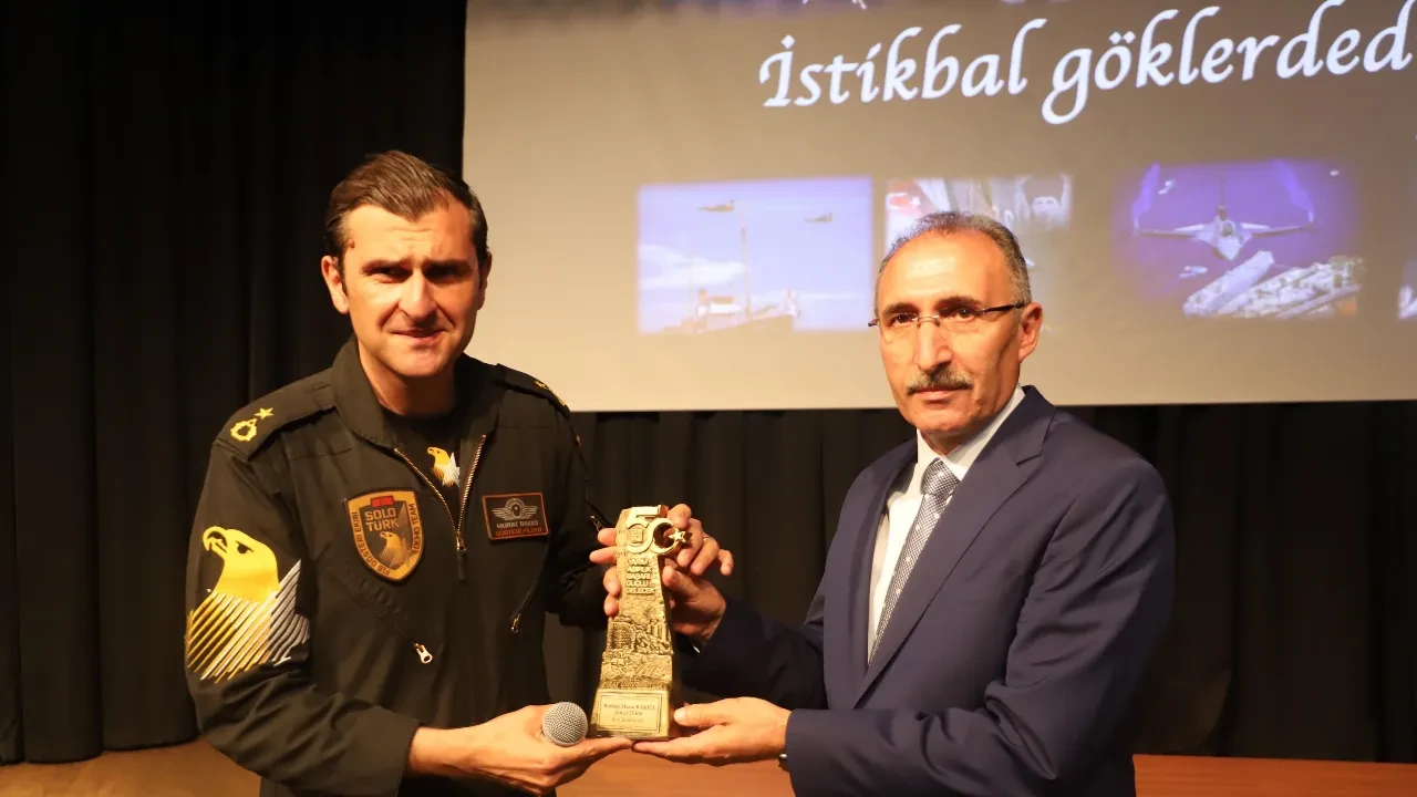 SOLOTÜRK ekibi Elazığ'da! Pilotlar öğrencilerle bir araya geldi