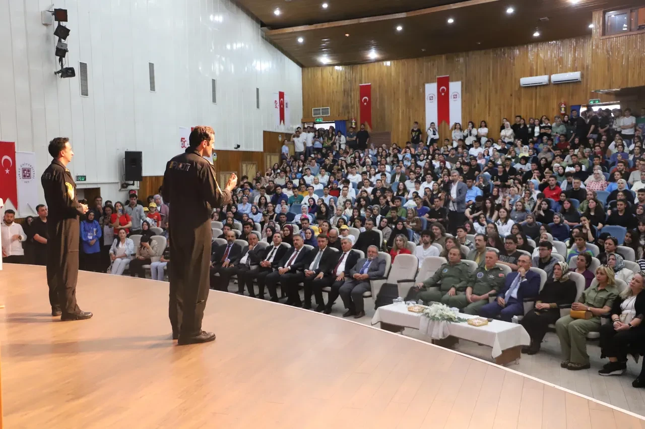 SOLOTÜRK ekibi Elazığ'da! Pilotlar öğrencilerle bir araya geldi