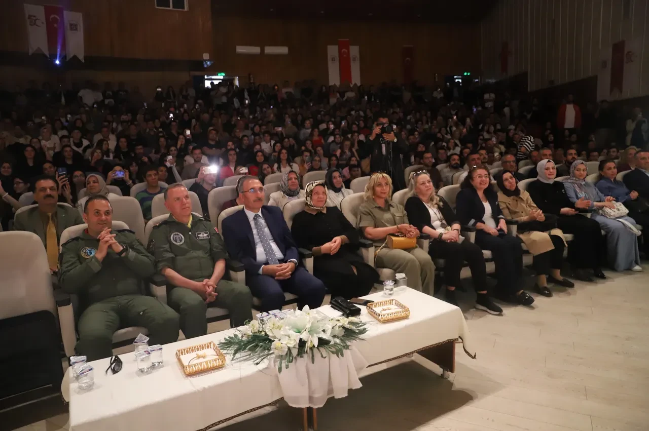 SOLOTÜRK ekibi Elazığ'da! Pilotlar öğrencilerle bir araya geldi