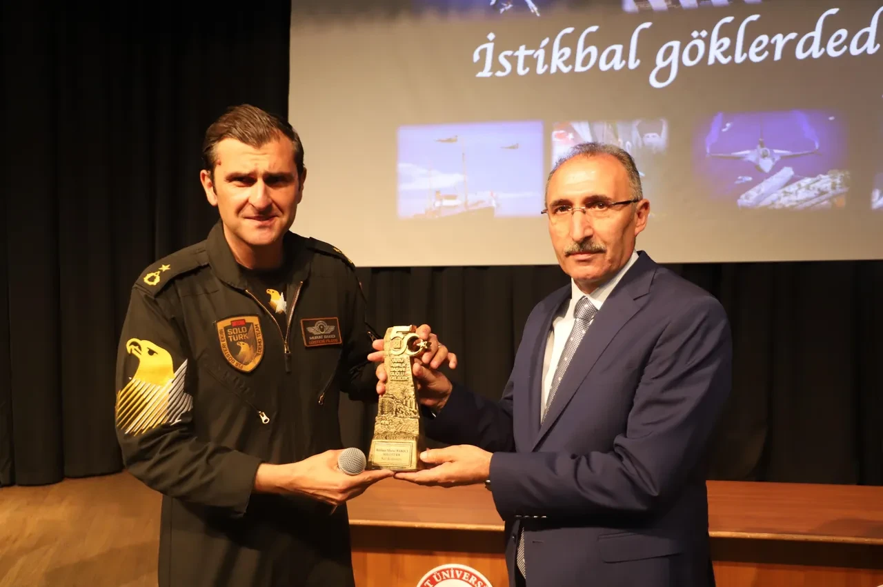 SOLOTÜRK ekibi Elazığ'da! Pilotlar öğrencilerle bir araya geldi