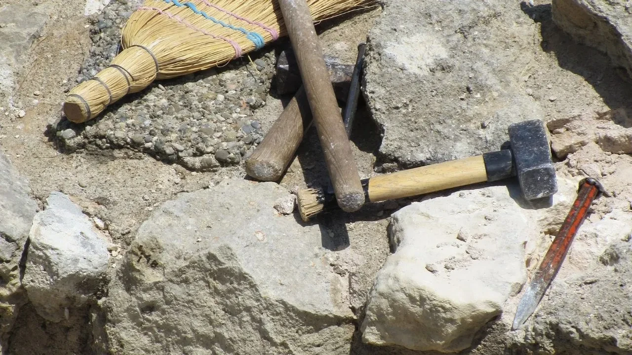 Tarlada yürürken 4 bin yıllık eşya buldu: “Orda bir şey var” dedi