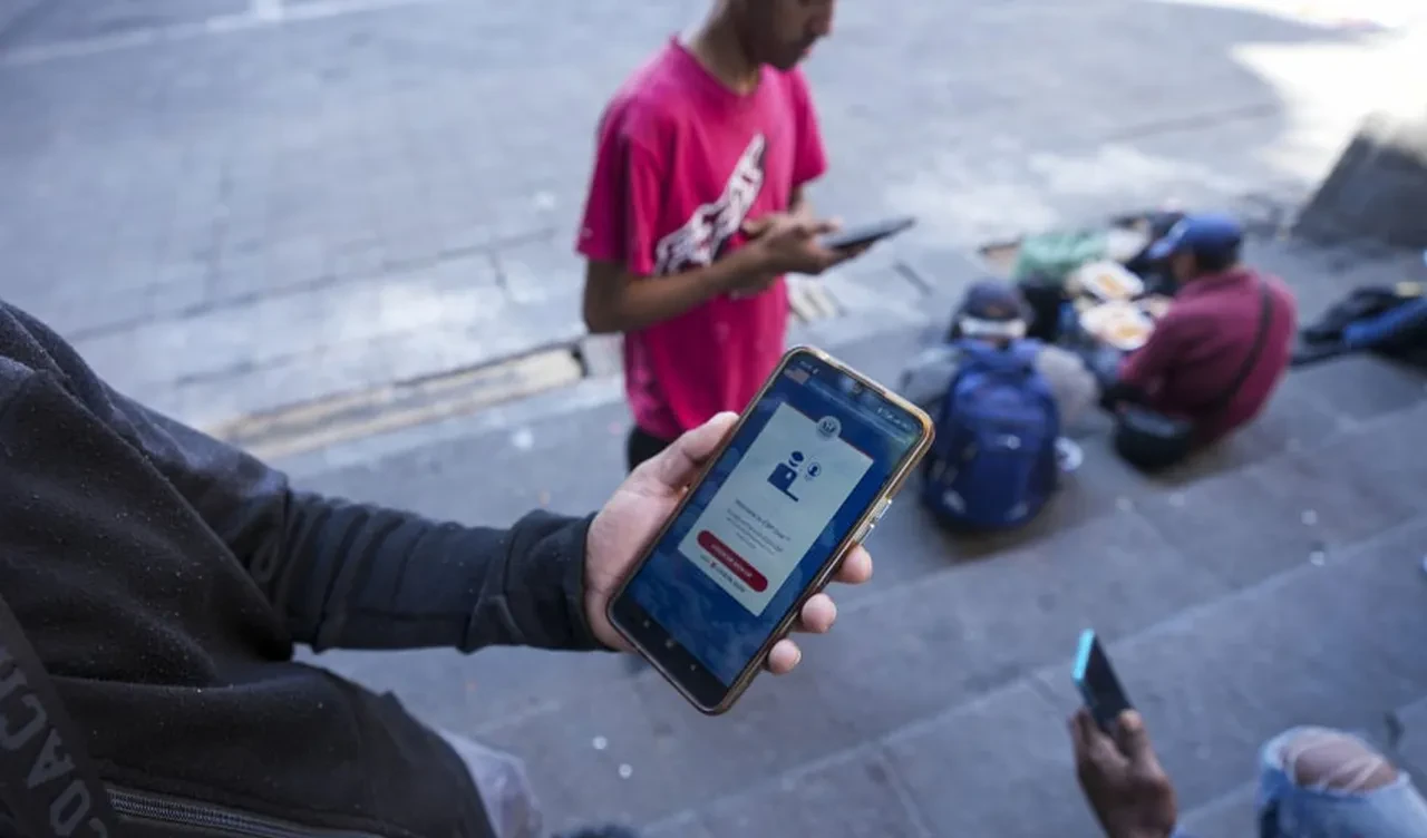 Trump'tan 'eve ücretsiz dönüş' bileti! Göçmenler için kararnameyi imzaladı