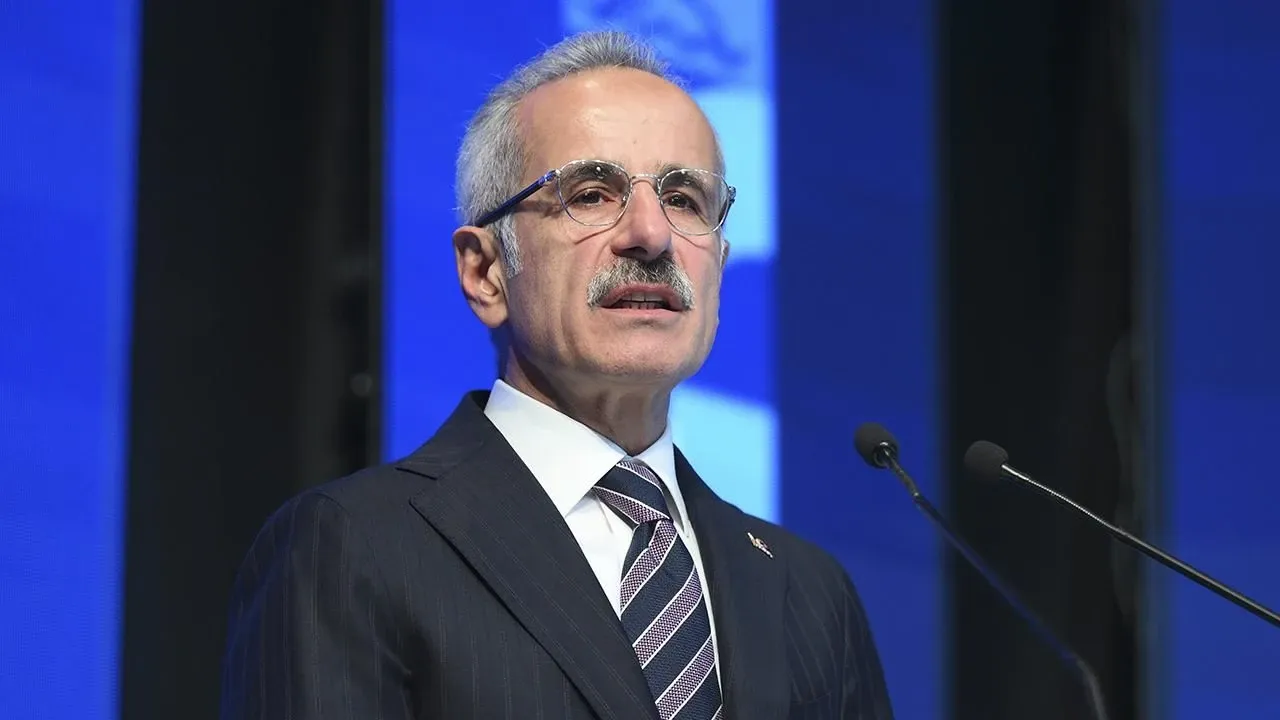 Yapay zeka meslekleri yok edecek! Bakan Uraloğlu'ndan çarpıcı açıklamalar