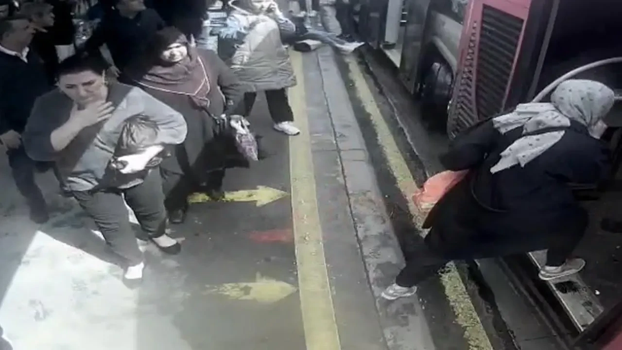 Yolcular durağa fırladı! Metrobüs kazasından yeni görüntüler ortaya çıktı