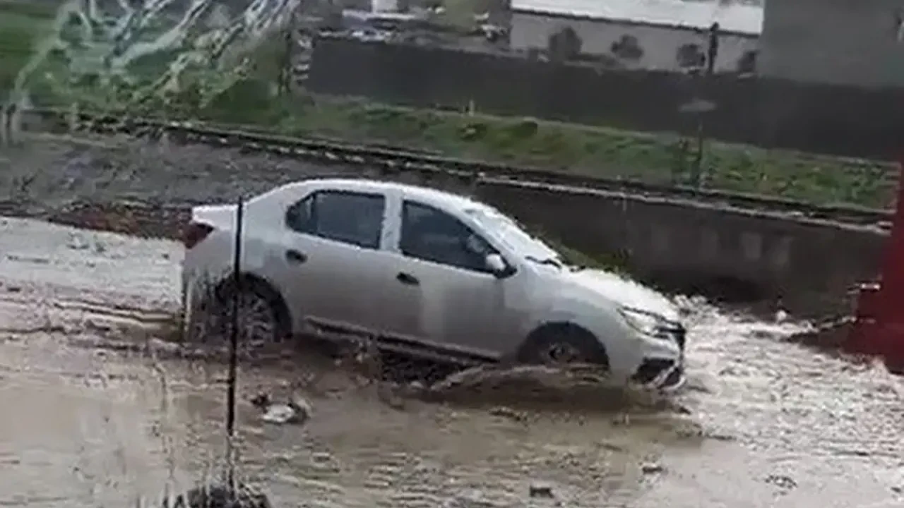 Yurdun doğusunu sel vurdu! Araçlar ilerlemekte zorlandı