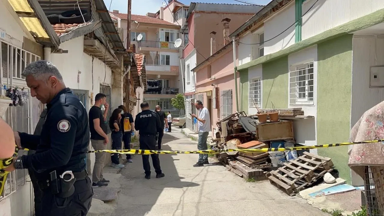 Ağır kokunun arkasında korkunç manzara! Eve giren polisler şoke oldu