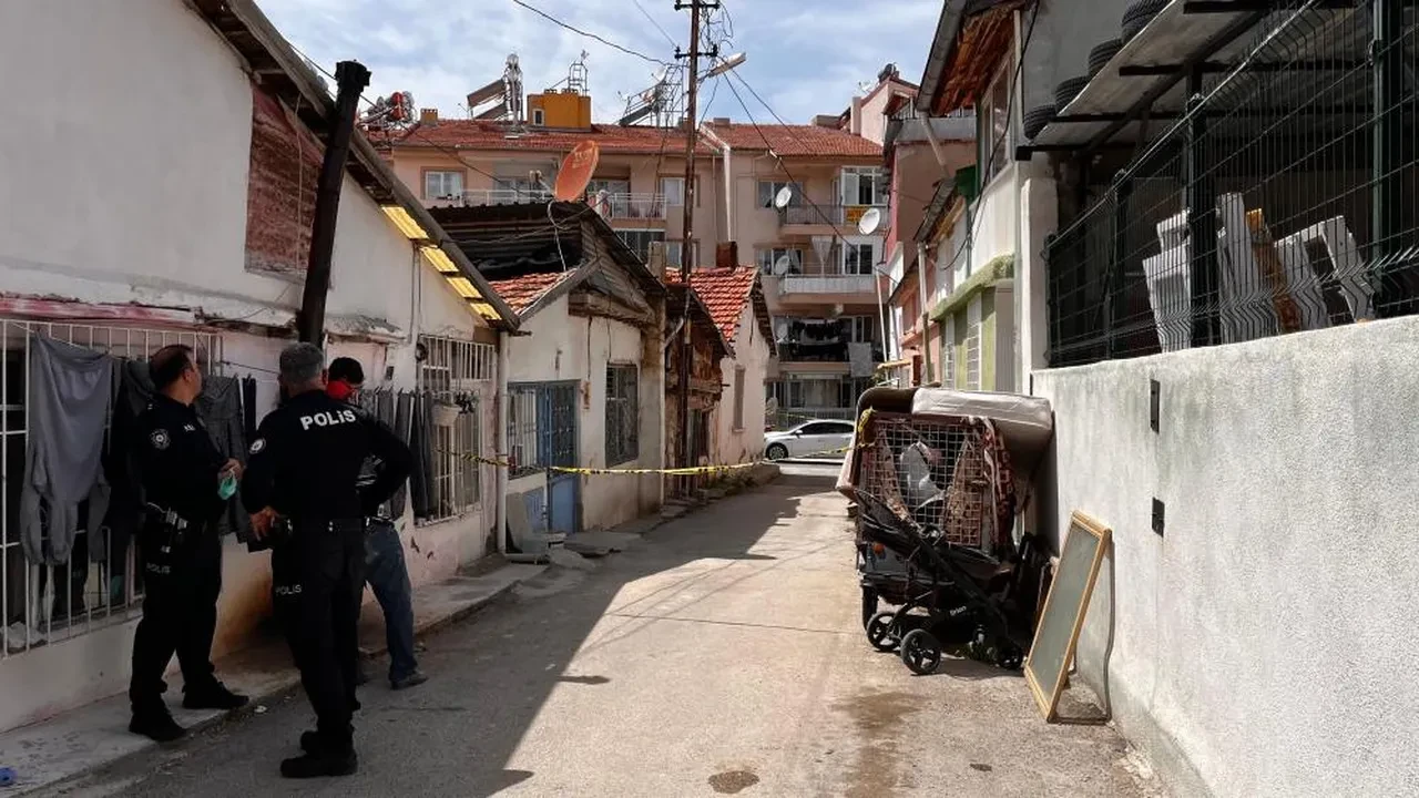 Ağır kokunun arkasında korkunç manzara! Eve giren polisler şoke oldu