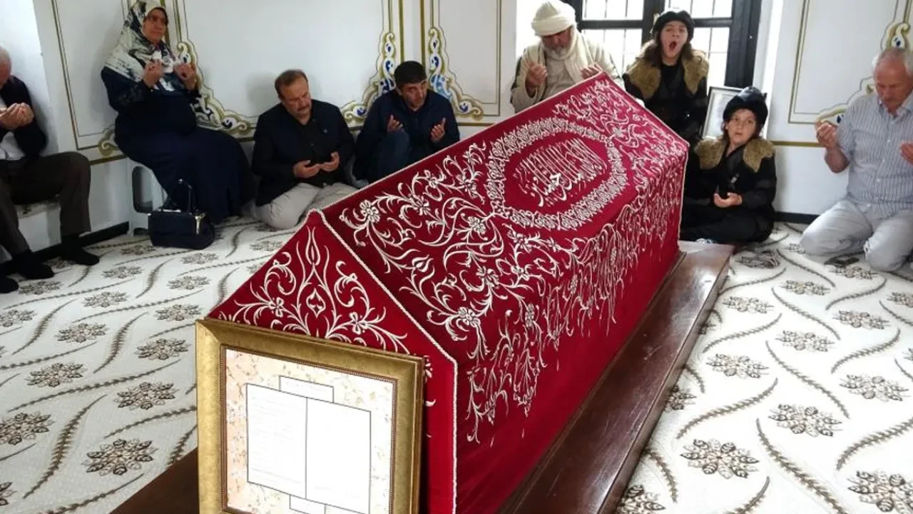 Anneler Günü'nde ilk ziyaret Hayme Ana'ya! Kabri başında anıldı